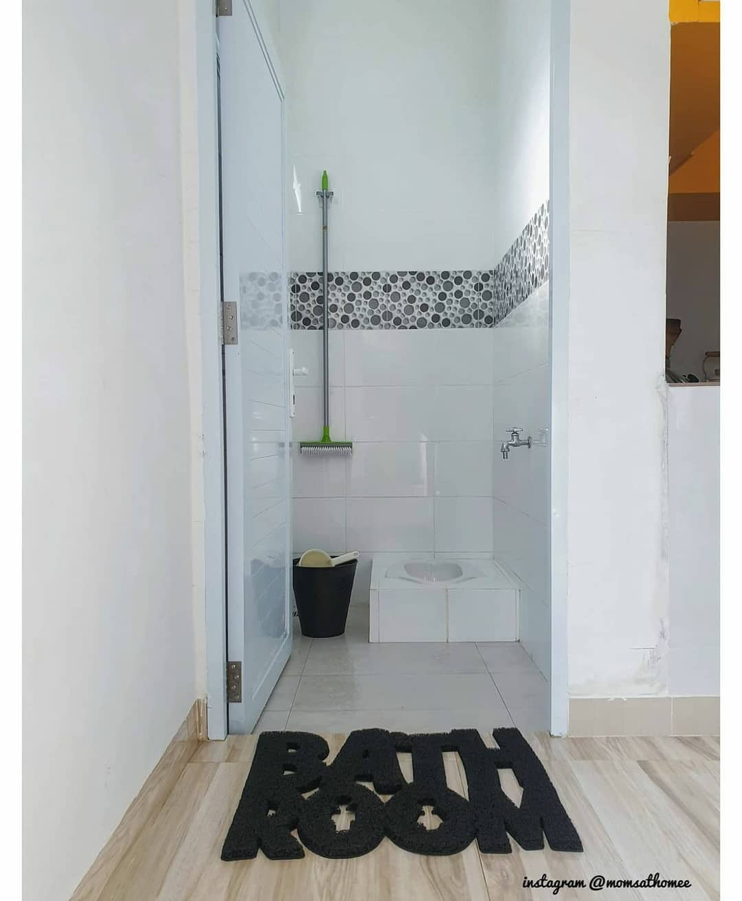 Desain kamar mandi jongkok shower monokrom instagram.commomsathomee