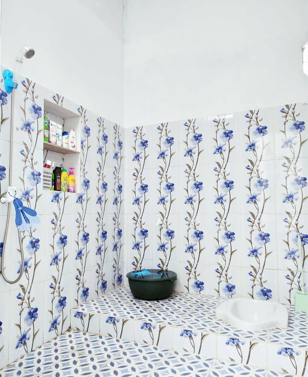 desain kamar mandi jongkok biru sederhana instagram.comsindiasihmarjuki