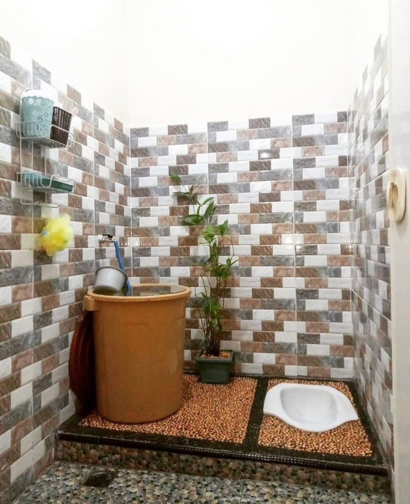 desain kamar mandi toilet jongkok nuansa coklat natural instagram.comnadhzmi.id 834x1024 1